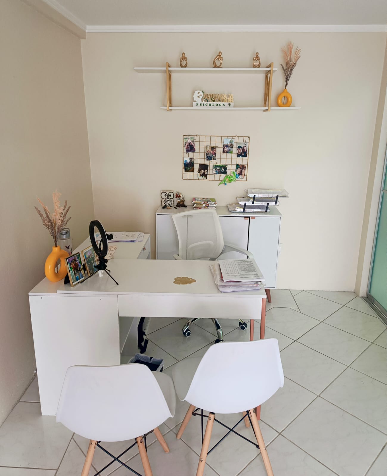 Outro ângulo do escritório com mesa de trabalho e decoração personalizada