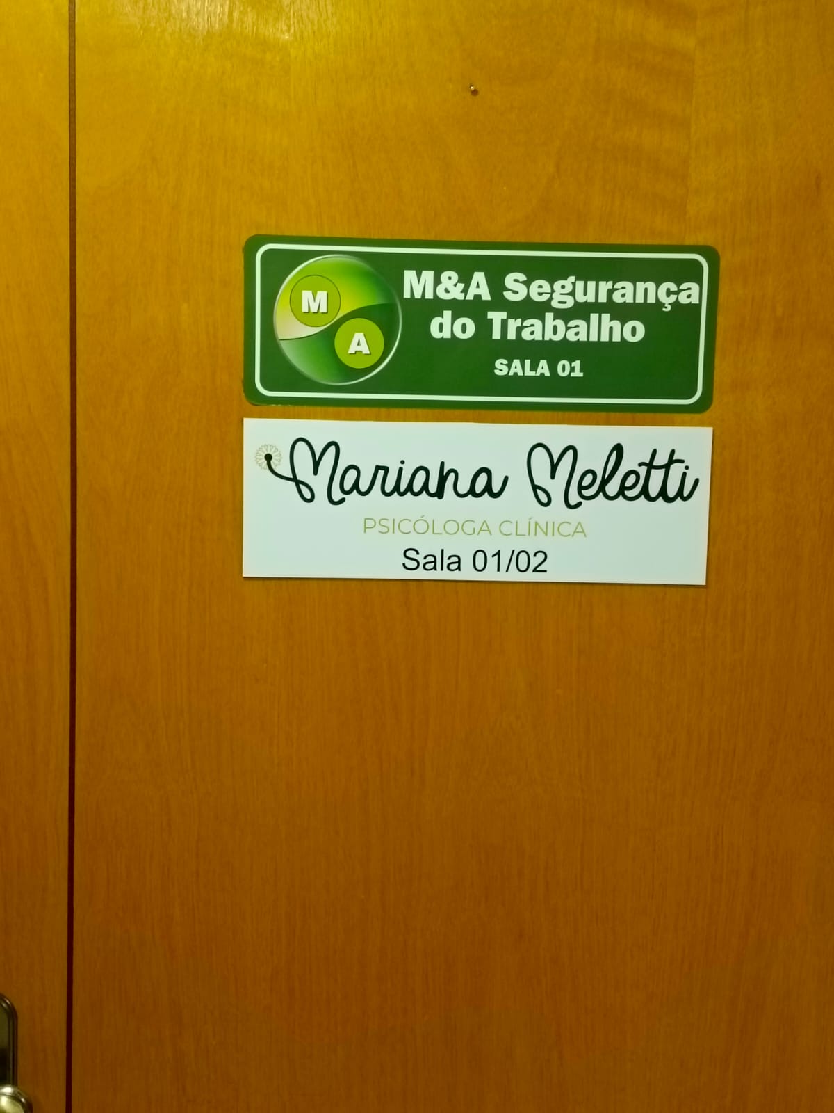 Porta com placa Mariana Meletti — Psicóloga Clínica, Sala 01/02