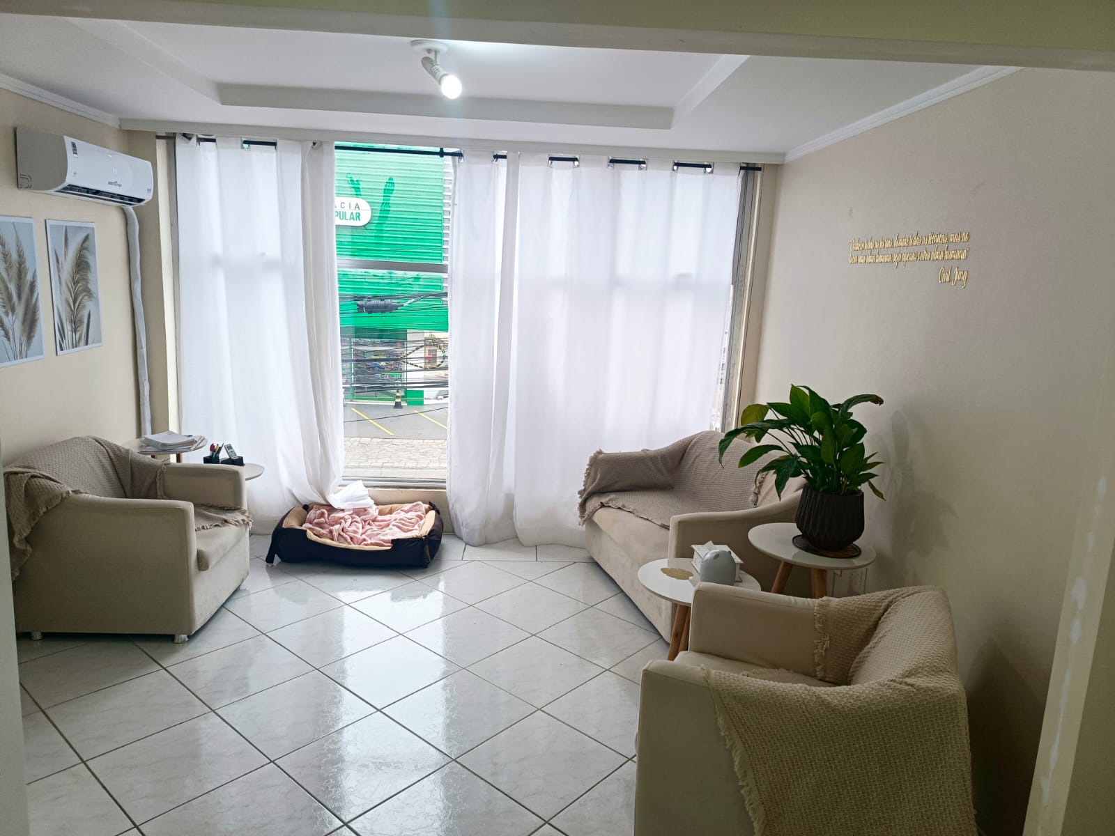Sala de espera ampla e aconchegante com sofás e luz natural